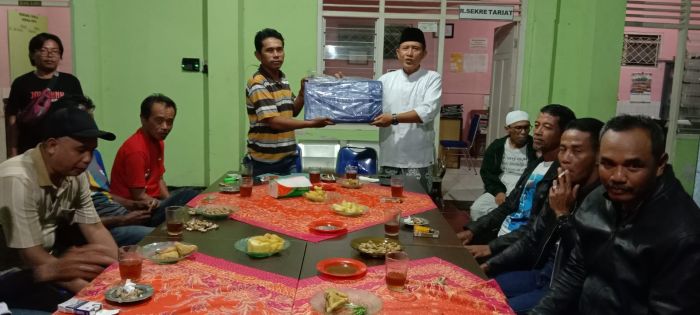 Kegiatan pemberian wadah budidaya belut