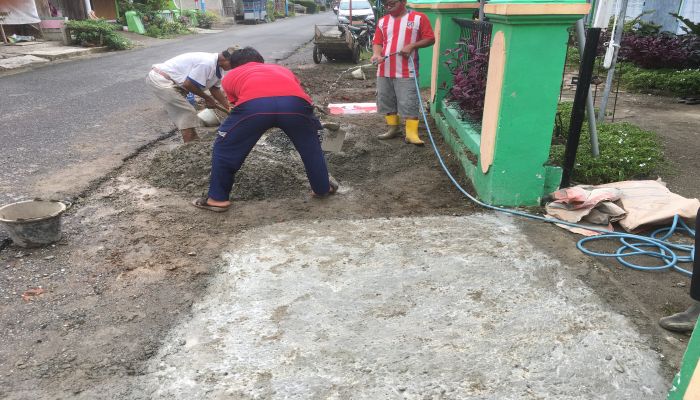 Perbaikan bahu jalan depan kantor kepala desa 01