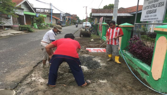 Perbaikan bahu jalan depan kantor kepala desa