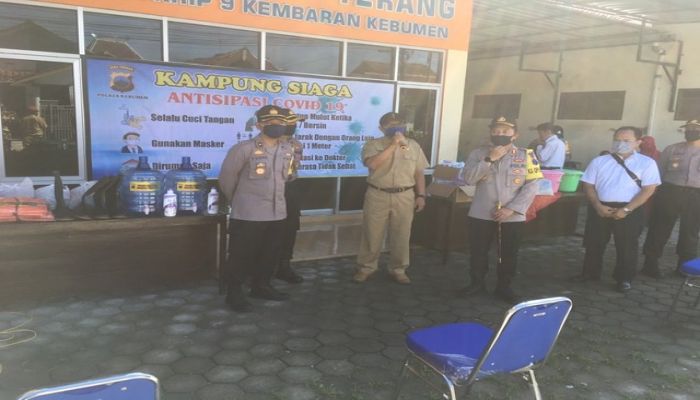 Pemberian bantuan kampung siaga antisipasi covid-19 