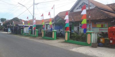 Pemasangan umbul-umbul dan bendera