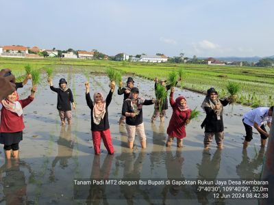 Kegiatan Tanam Bersama Ibu Bupati Kebumen