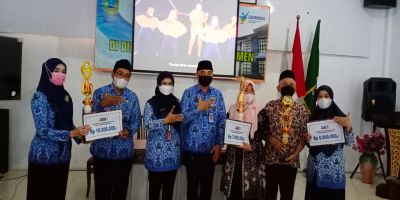 Penerimaan Piala dan Piagam Penghargaan Lomba Desa STBM